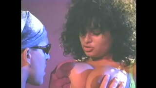 Horny dude a nan linèt solèy bèz slutty femèl chen ebony difisil nan li a pwal sou tout kò vajen