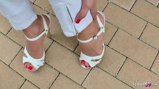 ���च्च ऊँची एड़ी के जूते में सेक्सी किशोर समुद्र तट पर संपर्क किया और 50 यूरो के लिए परिपक्व करने के लिए लाया