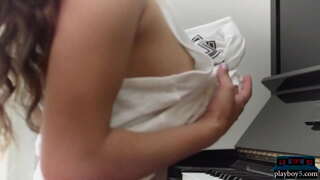 Centerfold pornstar Uma Jolie rodo ne savo nuostabų natūralią kūno