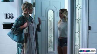 Blond konekte ak li stepsis nan yon busty milf mwayen.Yo bo ak mwayen se makiye.Ti babe facesits ak li kale pussy