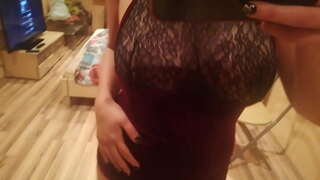 ���ານດໍາເນີນການ stip ເຕັ້ນຢູ່ທາງຫນ້າຂອງບ່ອນແລກປ່ຽນແດງໃຫ້ເຫັນຫົວນົມ